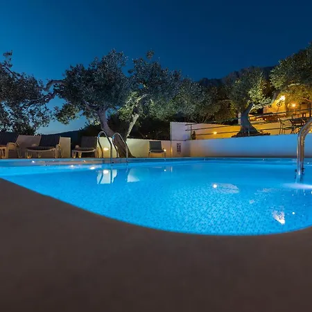 Glavina With Heated Pool Makarská